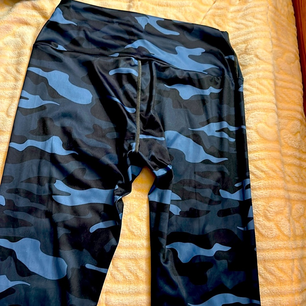 Excellent condition. Blue and black camo leggings. Size medium.